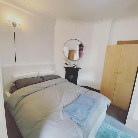 Complete 1 Bedroom Apartment With Wi-Fi, Kitchen, Tv In Heart Of Chiswick, Λονδίνο Εξωτερικό φωτογραφία