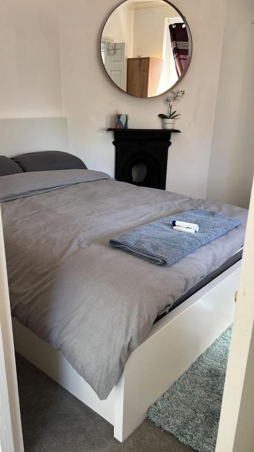 Complete 1 Bedroom Apartment With Wi-Fi, Kitchen, Tv In Heart Of Chiswick, Λονδίνο Εξωτερικό φωτογραφία