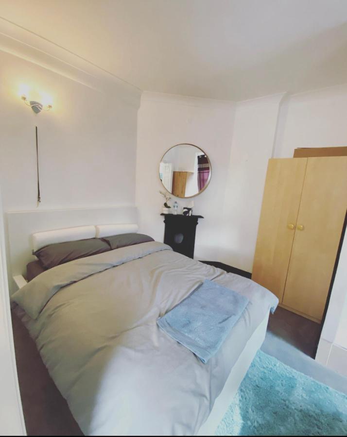 Complete 1 Bedroom Apartment With Wi-Fi, Kitchen, Tv In Heart Of Chiswick, Λονδίνο Εξωτερικό φωτογραφία
