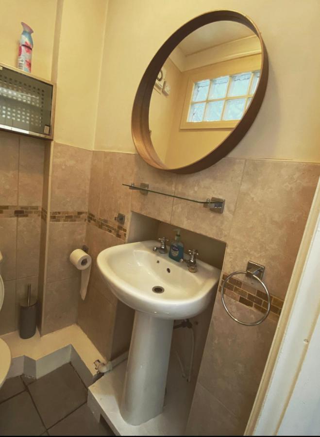 Complete 1 Bedroom Apartment With Wi-Fi, Kitchen, Tv In Heart Of Chiswick, Λονδίνο Εξωτερικό φωτογραφία